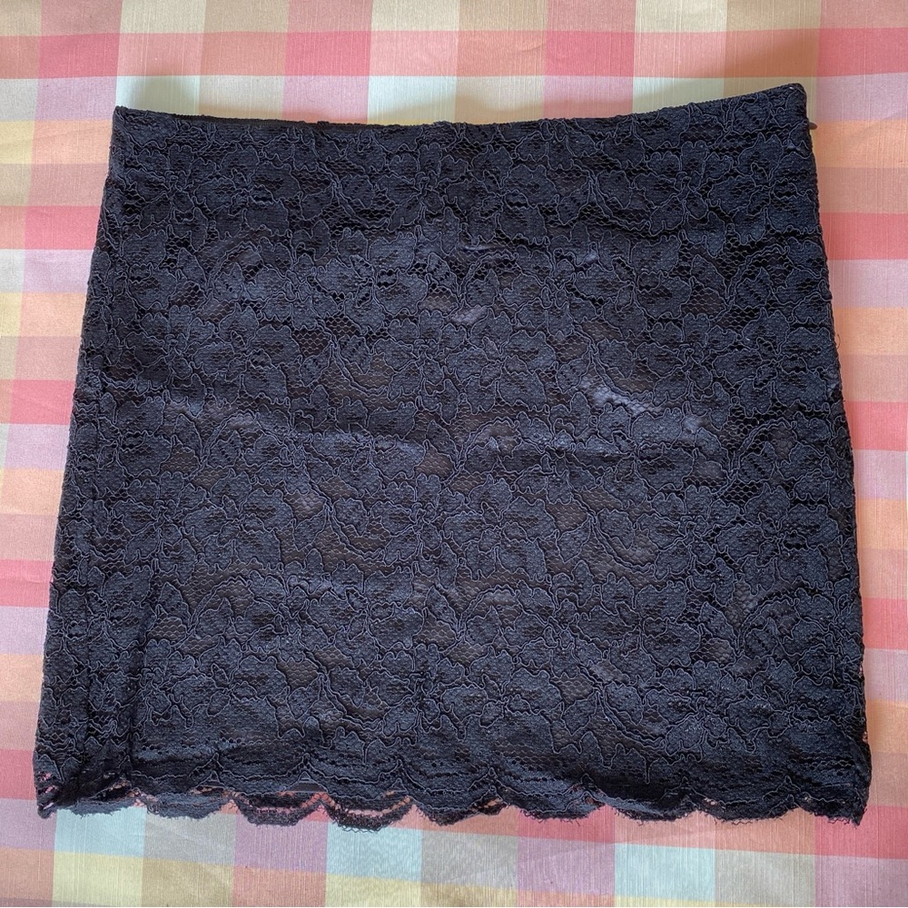 Diane Von Furstenberg black lace mini skirt size 4 or small fully lined